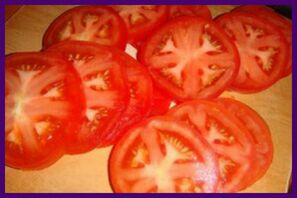Tomaten hëllefen Schmäerzen a Schwieregkeeten an de Been mat Krampfadern ze entlaaschten